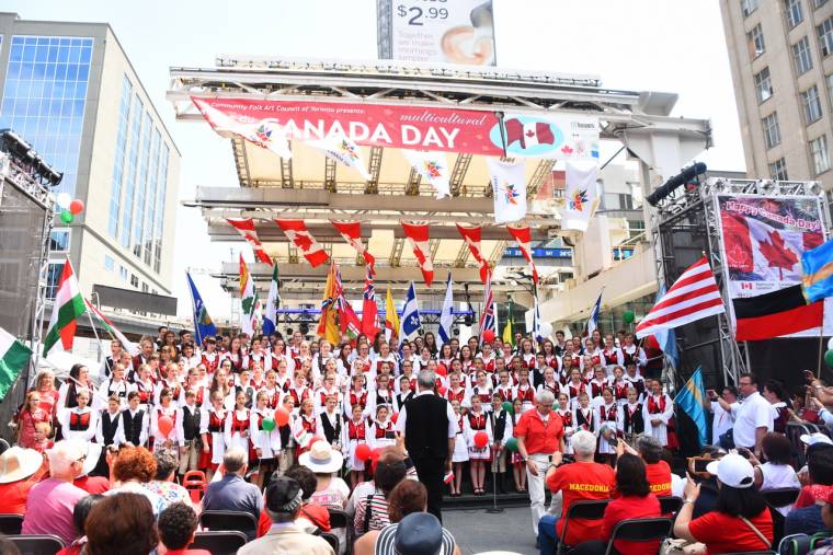 Kanadában mindenhol állva ünneplik a Szentegyházi Gyermekfilharmóniát