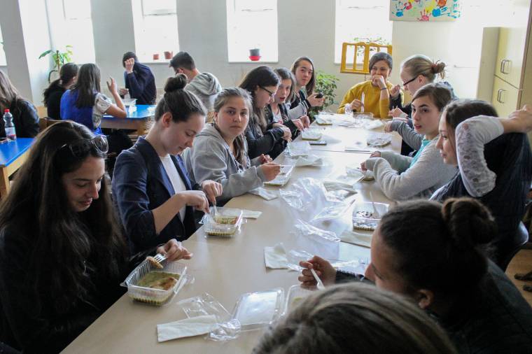 Stresszesen ettek, és sok ételt eldobtak a diákok az udvarhelyi melegebéd-programban