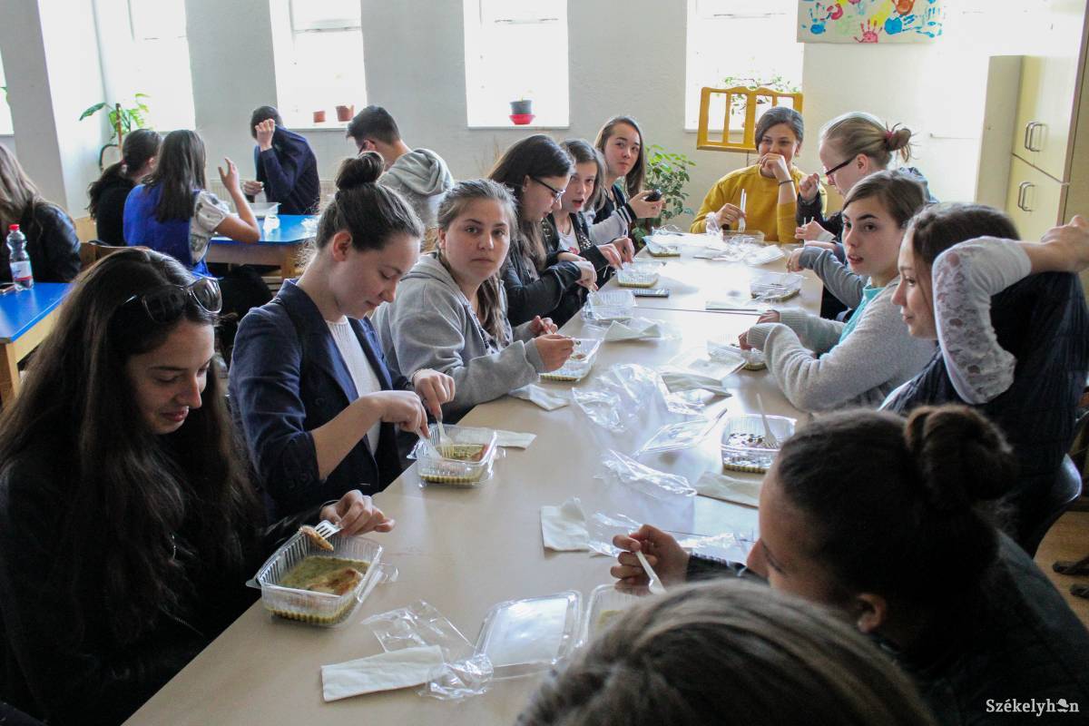 Meleg ebéd az iskolákban: étkezdéket létesítene a tanintézetek környékén az oktatási miniszter