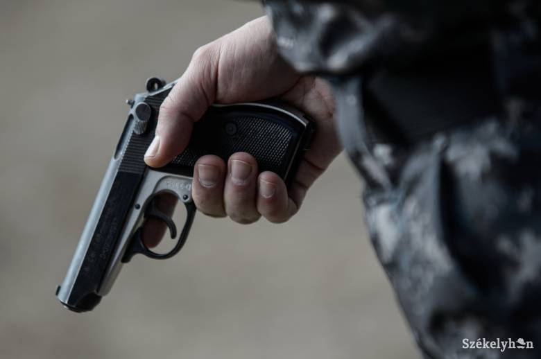Szolgálati fegyverével lőtte meg magát egy dési rendőr