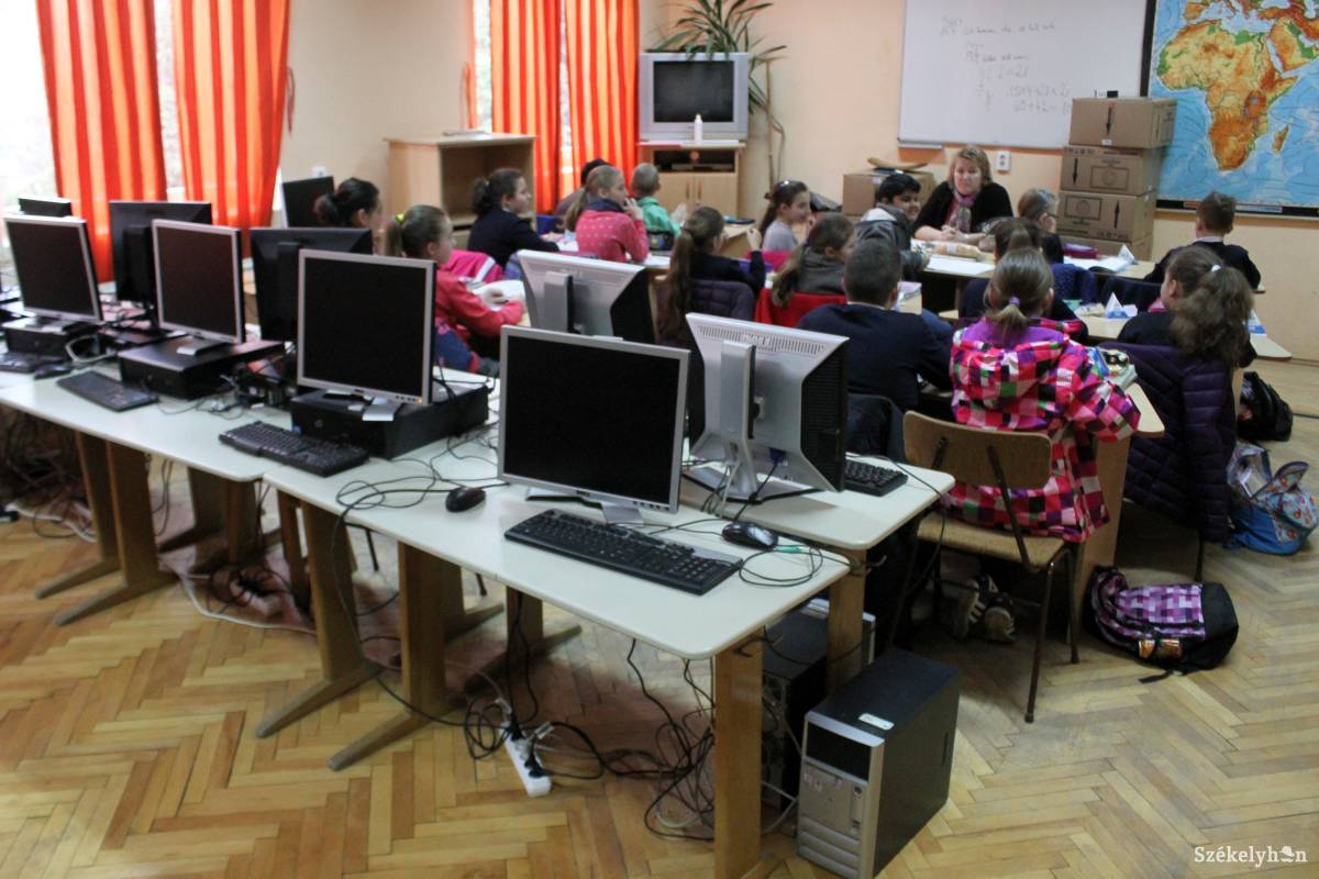 Digitalizálná az iskolákat az oktatási miniszter