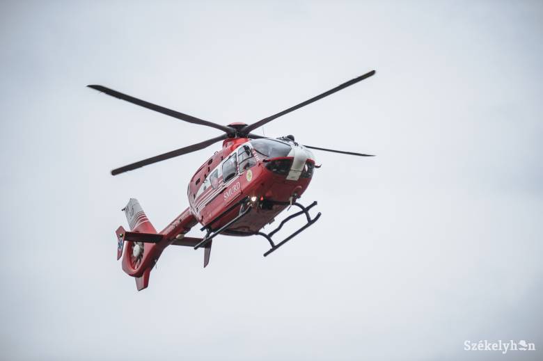 Lesodrótott az útról és felborult autójával – mentőhelikopterrel szállították kórházba