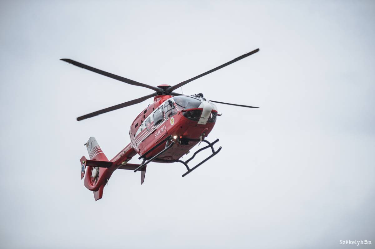 Az országúton szállt le a mentőhelikopter, miután összeütközött négy autó Balavásáron