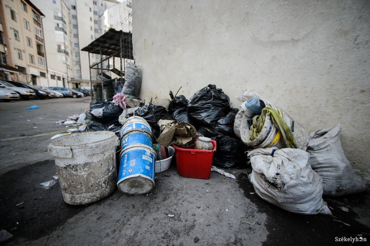 Még nem tudni, jövőtől ki szedi össze és szállítja el a hulladékot Maros megyében