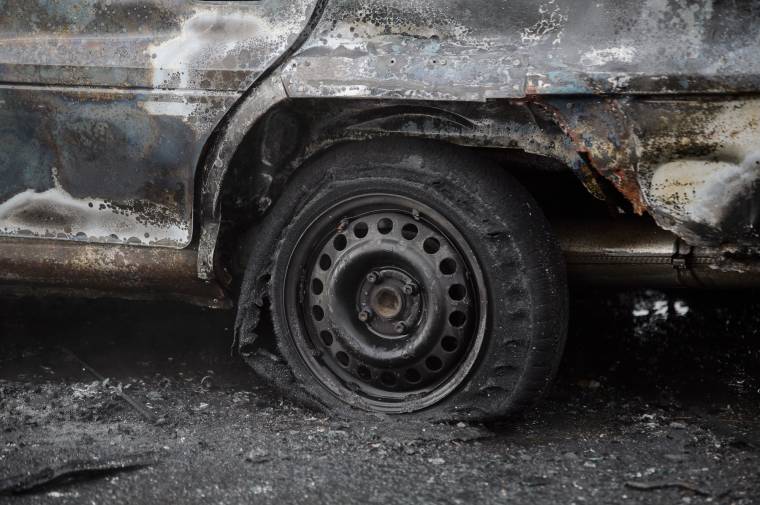 Felgyújtották egy rendőr autóját Marosvásárhelyen