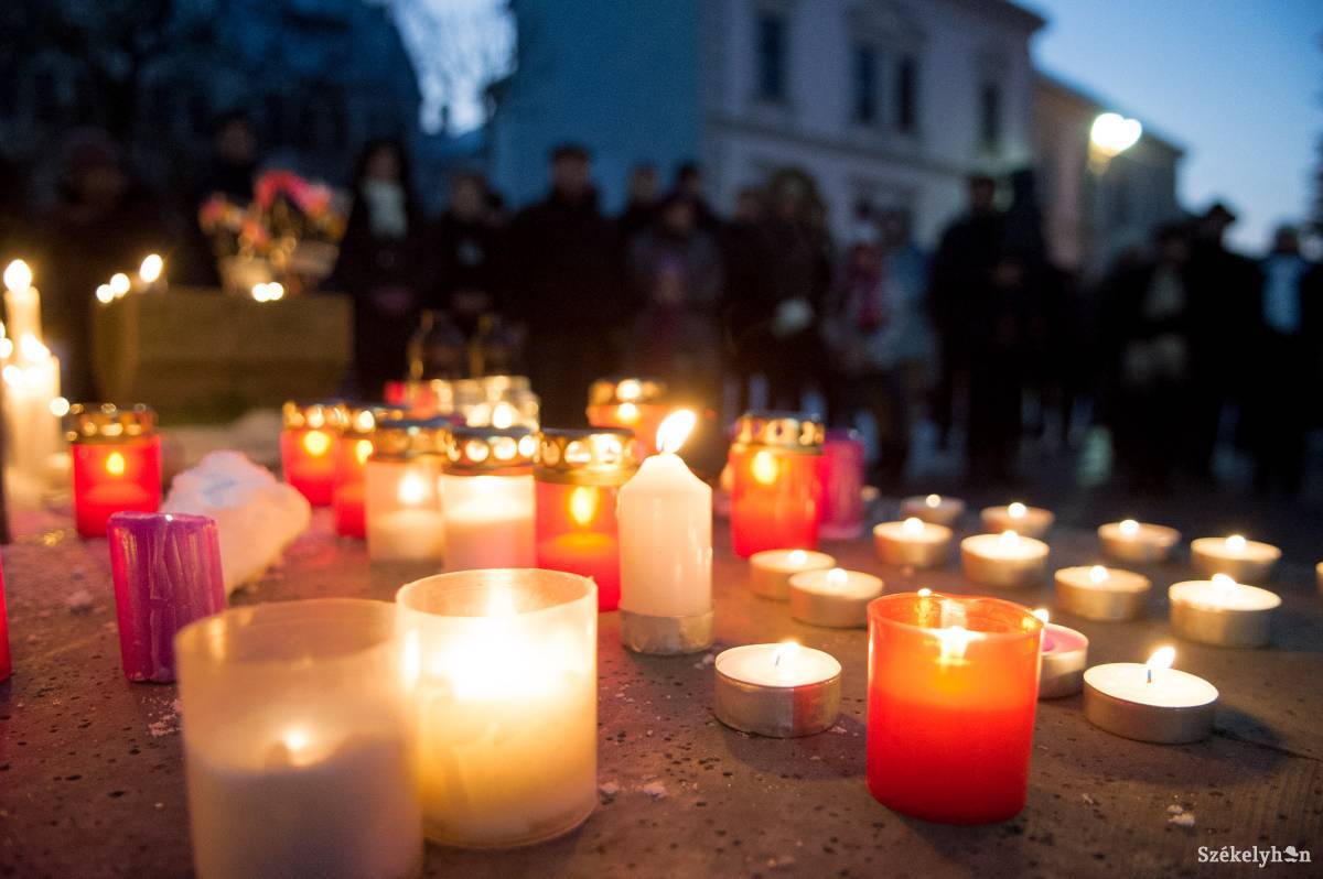 Gyertyát gyújtottak a busztragédia áldozatainak emlékére Székelyudvarhelyen