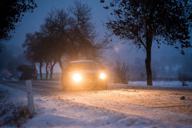 Fa dőlt az úttestre a Bucsinon, havazás nehezíti a közlekedést több országúton is