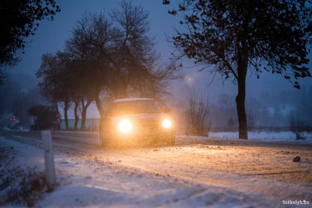 Fa dőlt az úttestre a Bucsinon, havazás nehezíti a közlekedést több országúton is