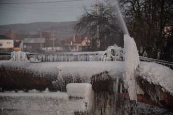 Csőtörés okozta „jégshow” Székelyudvarhelyen