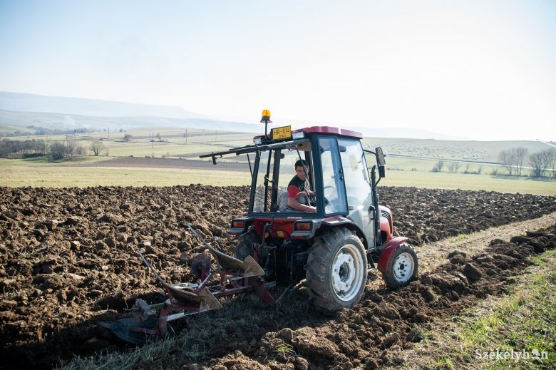 Nincs osztogatható föld: hiába várják az erdélyi fiatalok a szaktárca 50 hektáros „adományát”