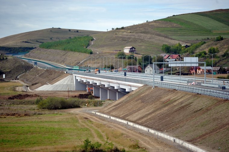 Meghalt egy férfi, miután lezuhant az erdélyi autópálya 12 méter magas hídjáról