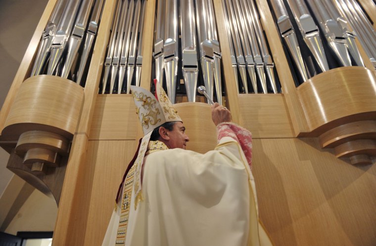 Miguel Maury Buendía apostoli nuncius kért áldást a zetelaki templom új orgonájára