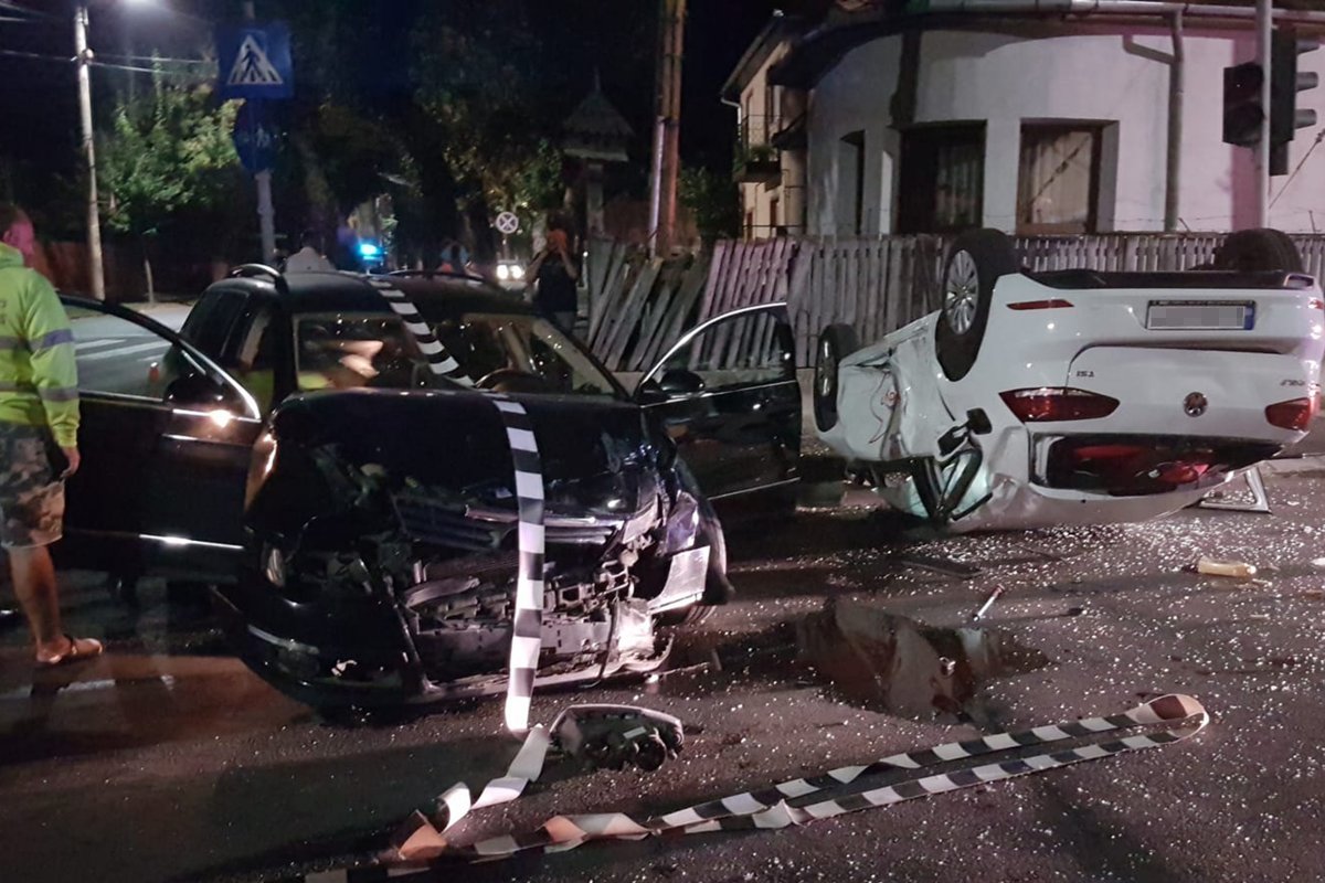 Két autó ütközött össze Székelyudvarhelyen, az egyik felborult