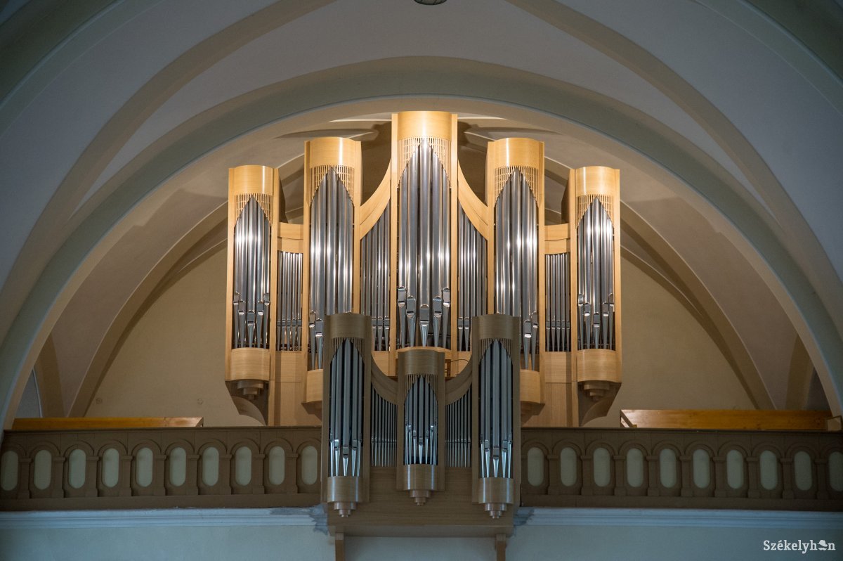 Orgonaszakosok szólaltatják meg a zetelaki templom hangszerkirálynőjét
