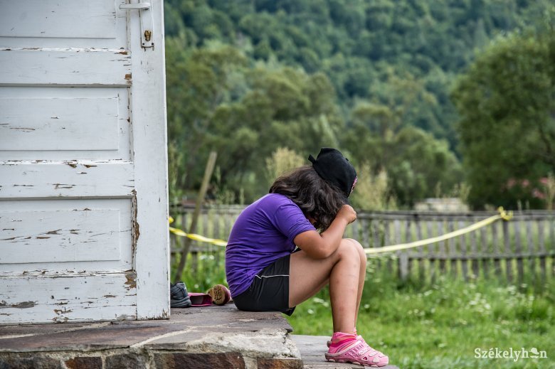 Lelki sérüléseket, viselkedési zavarokat okoz a szülő hiánya: közel százezer gyereket hagytak hátra a külföldön dolgozó románok