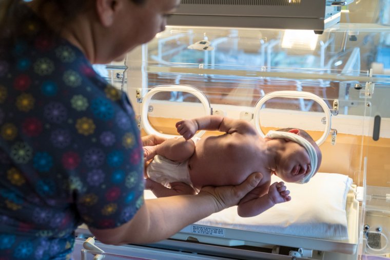 Új inkubátorokat kaphatnak a kórházak, de ez még nem elég