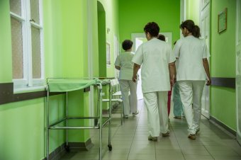 Több mint háromszázötven egészségügyi dolgozó fertőződött meg koronavírussal