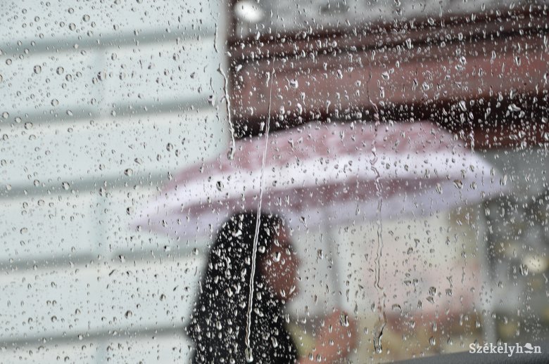 Felhőszakadásokra, erős szélre figyelmeztetnek a meteorológusok több erdélyi megyében is