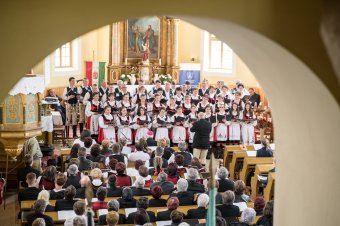 Aranymisés püspököt köszöntöttek énekükkel az udvarhelyszéki kórusok Varságon