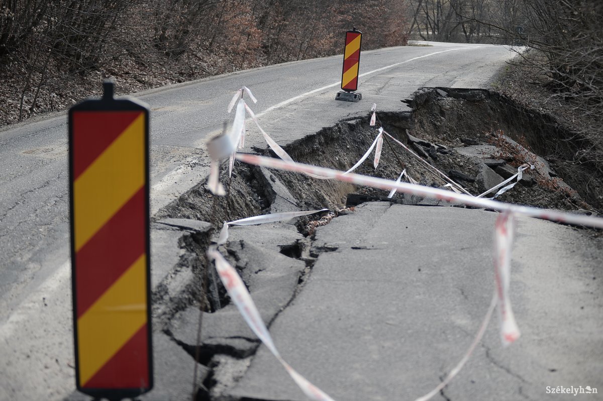 Beszakadt az út Oklánd közelében, mielőbbi beavatkozásra van szükség, hogy ne romoljon tovább a helyzet