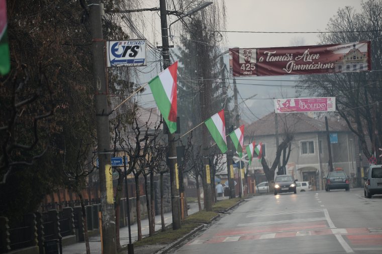 Összehangolt támadás március idusán: újabb prefektusi bírság a magyar nemzeti jelképek kihelyezése miatt