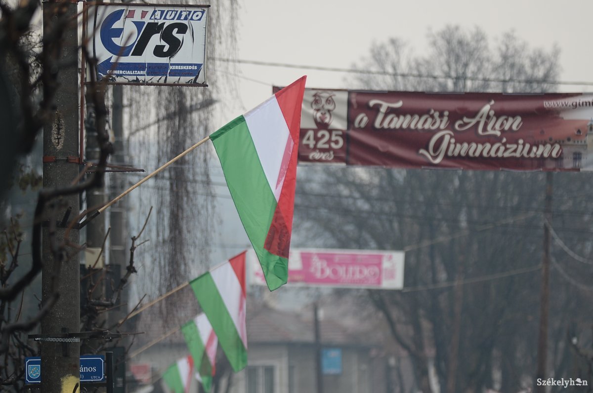 Érvénytelenítette a bíróság a sepsiszentgyörgyi ünnepi magyar zászlók miatt kirótt prefektusi bírságot