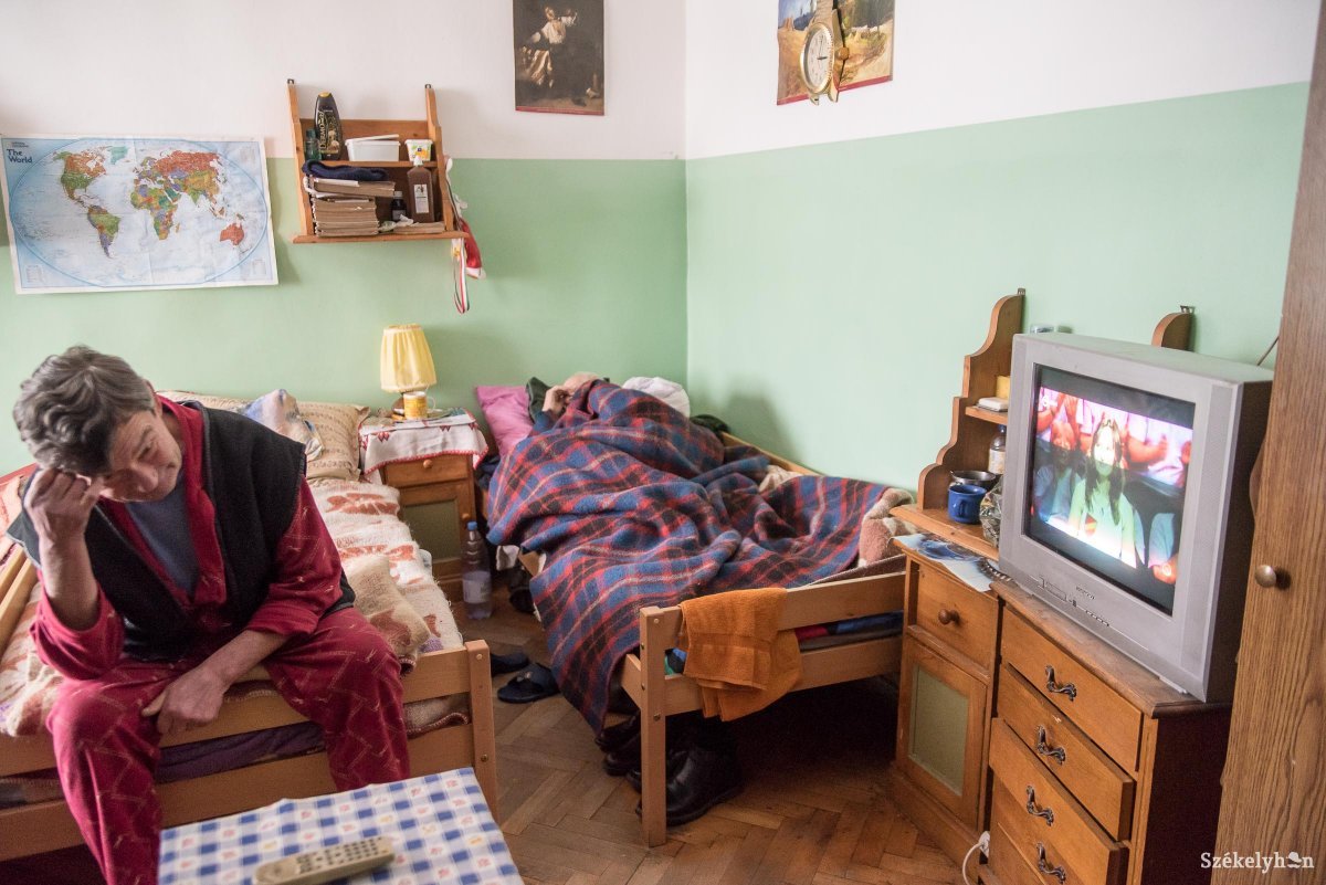 Zsúfoltság a hideg miatt: pótmatracokon is alszanak a székelyudvarhelyi hajléktalanszállón