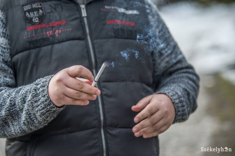 Ötszáz lejes büntetést kaphatnak a közterületen dohányzó kiskorúak