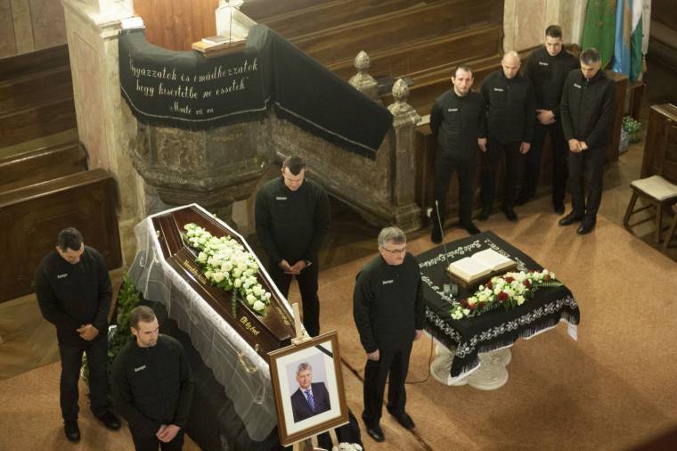 Végső tiszteletadás Verestóy Attila temetése előtt