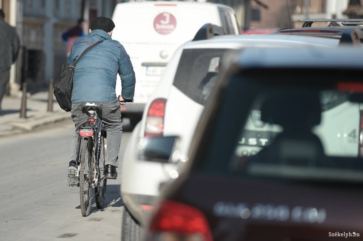 Kerékpársávokat festenek fel Székelyudvarhelyen, változik a forgalmi rend