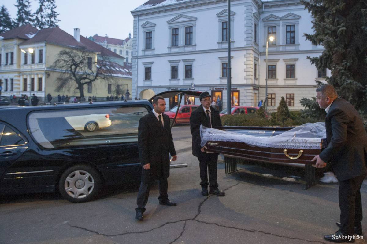 Végső tiszteletadás Verestóy Attila temetése előtt