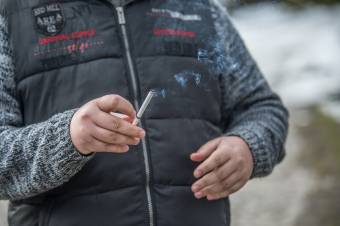 Ötszáz lejes büntetést kaphatnak a közterületen dohányzó kiskorúak