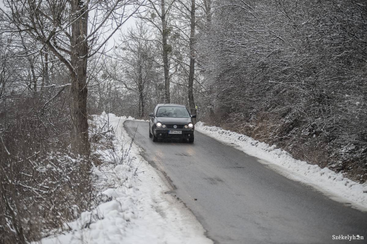 Folyamatos a hóeltakarítás az udvarhelyszéki községi utakon