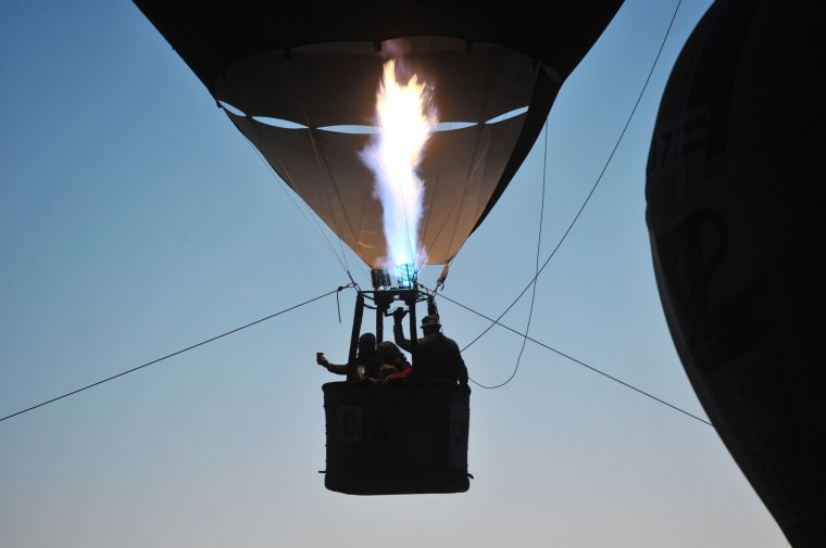 Innovatív vállalkozás: hőlégballonnal Kézdivásárhely felett