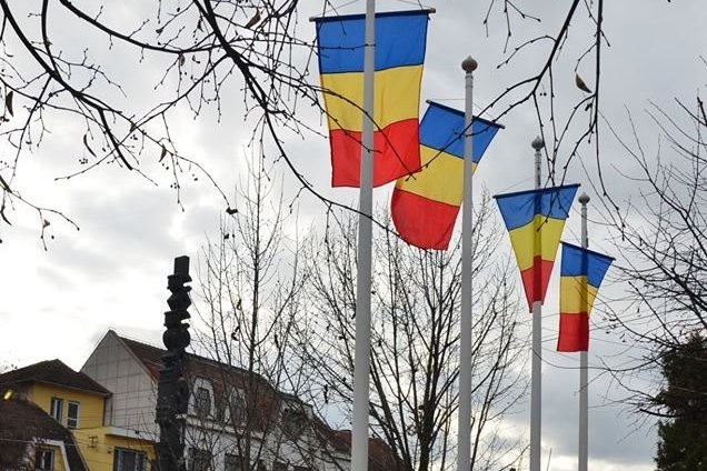 Hatalmas felháborodást szült a Székelykeresztúr főterén lobogó négy román zászló