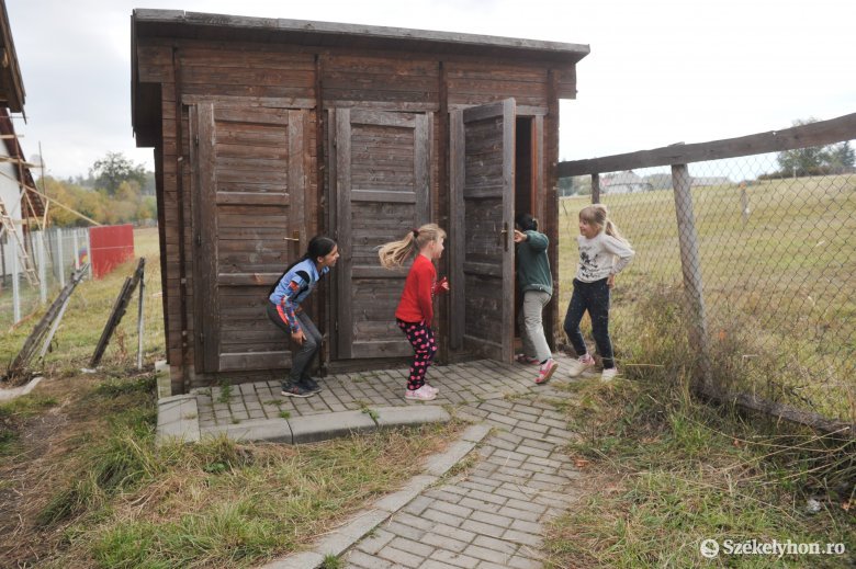 A romániai iskolák bő egyharmadában nincs benti mosdó, 100 millió eurós hitelből javítanának a helyzeten