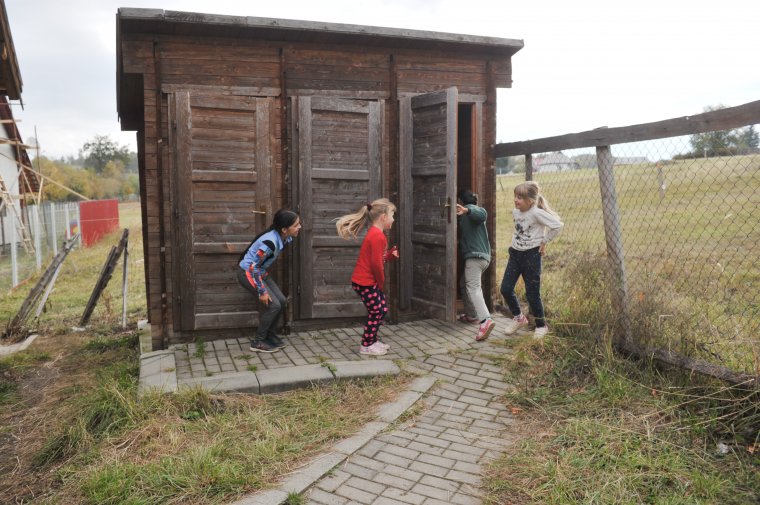 A romániai iskolák bő egyharmadában nincs benti mosdó, 100 millió eurós hitelből javítanának a helyzeten