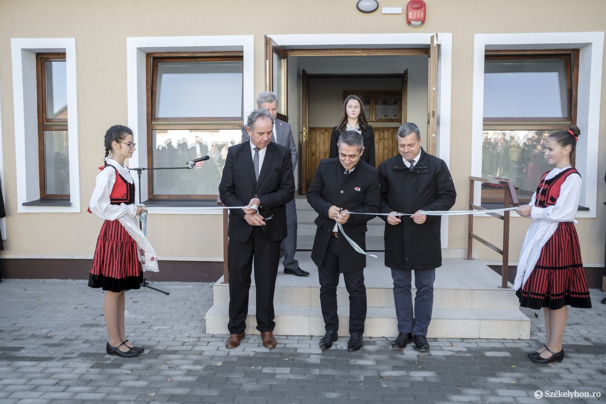 Felavatták a magyar állam támogatásával felújított székelyvarsági iskola épületét