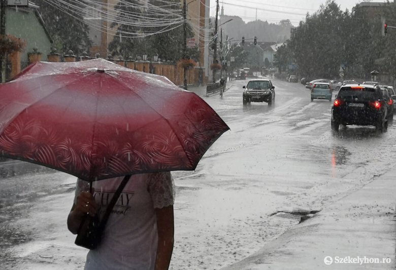 Záporokra, zivatarokra figyelmeztetnek a meteorológusok több erdélyi megyében