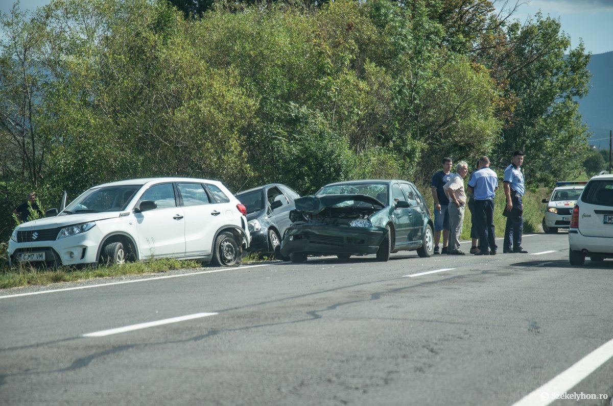 Négy autó érintett a Kápolnáshoz közeli balesetben