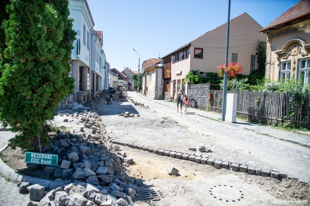 Kockaköves utcákat javítanak Székelyudvarhelyen