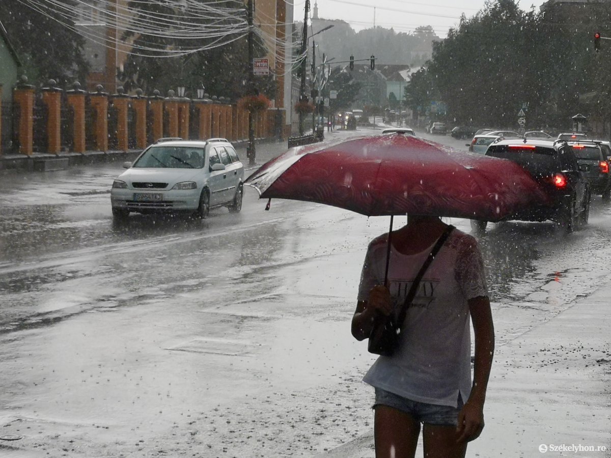 Tizenhárom erdélyi megyében figyelmeztetnek záporokra, zivatarokra a meteorológusok