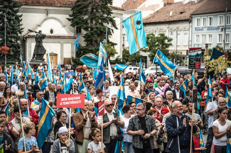 „Ne bántsd a magyart!” – Székelyudvarhelyen is demonstráltak a jogsértések ellen