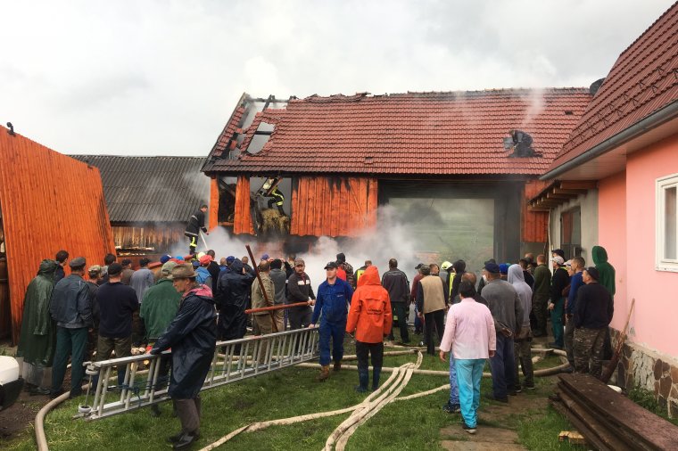 Kétszáz ember oltotta a villámcsapás okozta tüzet Kápolnásfaluban