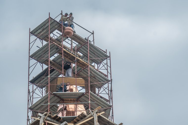 A felsőboldogfalvi templomtorony új időkapszulája a máról üzen a majdaniaknak