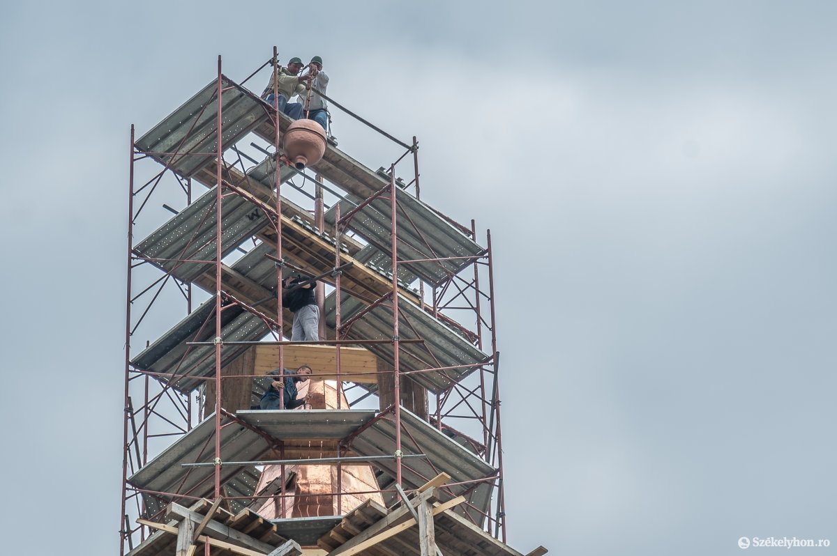 A felsőboldogfalvi templomtorony új időkapszulája a máról üzen a majdaniaknak