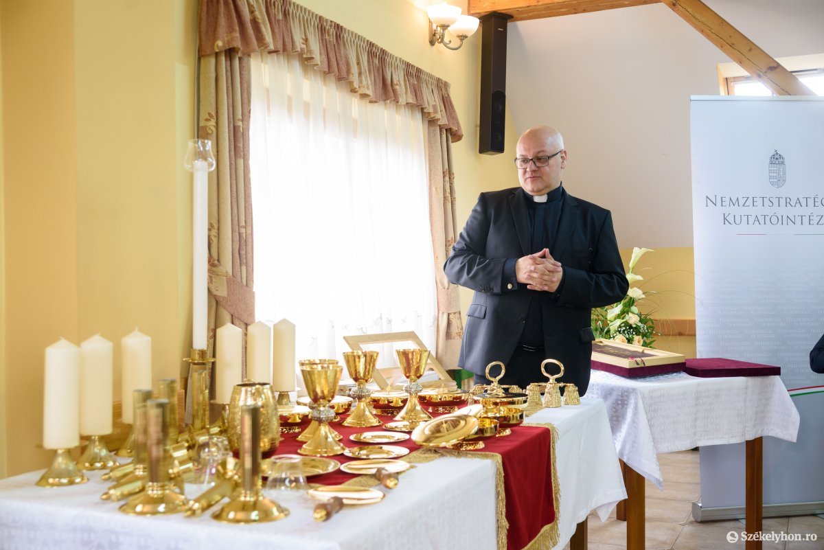 Székelyudvarhelyen mutatták be a csíksomlyói pápai szentmise liturgikus eszközeit