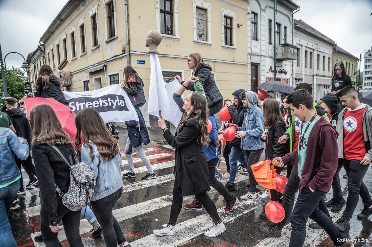 Eső? A fiatalokat nem hatja meg – diáknapi felvonulás képekben