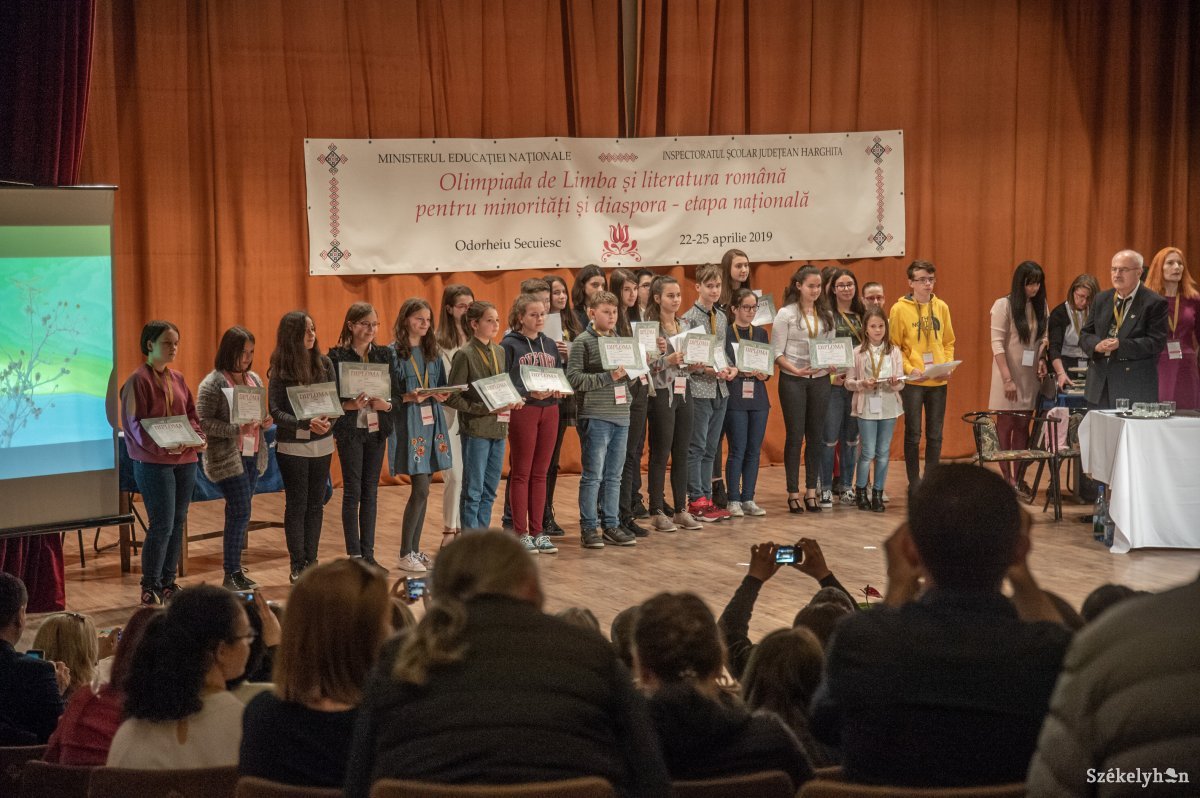 Díjazták a kisebbségeknek rendezett román tantárgyverseny legjobbjait