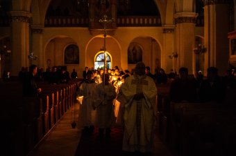 Nagyszombat este Jézus feltámadását ünneplik a katolikus templomokban